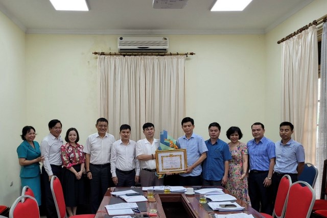 Trao tặng Huy hiệu 40 năm tuổi Đảng cho Phó Chủ nhiệm Thường trực Ủy ban Kiểm tra Đảng ủy Bộ GTVT Ngô Văn Hiến